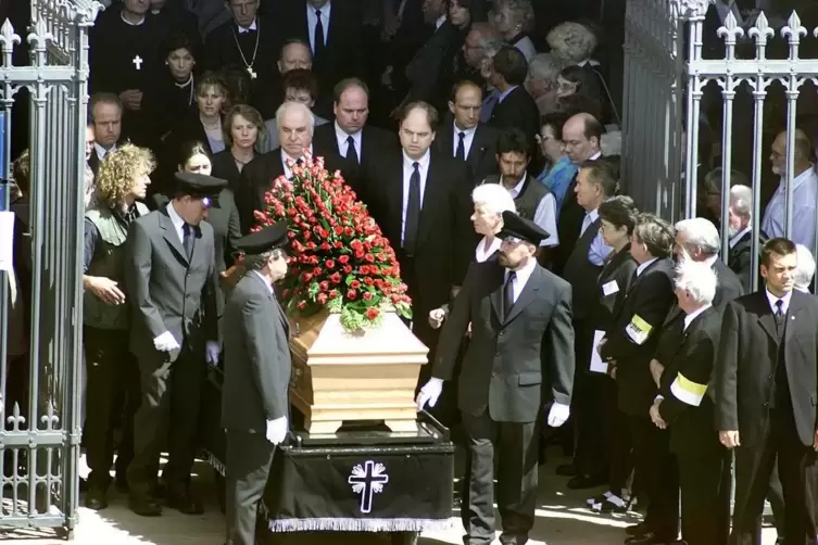 In Trauer: Helmut Kohl und S&ouml;hne hinter dem Sarg.