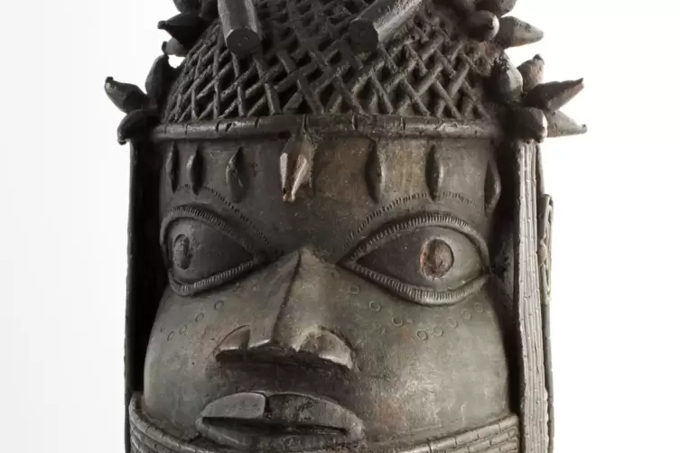 Gehört zum Museumsbestand: ein Gedenkkopf eines Oba (KöniG) aus dem Königtum Benin im heutigen Nigeria, der aus dem 17./18. Jahr