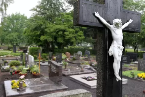 Friedhof Dudenhofen: Lange sind die Gebühren nicht erhöht worden. Jetzt kommt es dafür umso dicker.