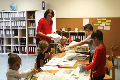 Kita-Leiterin Petra Ranzinger verteilt DIE RHEINPFALZ an die Vorschulkinder.