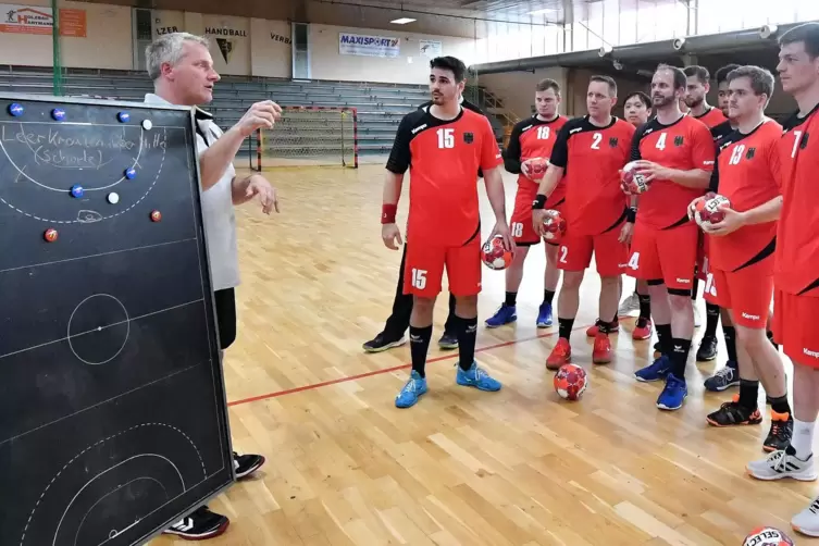 Taktikboard: wichtiges Utensil für Trainer Alexander Zimpelmann (links) bei der Vorbereitung der Handball-Nationalmannschaft der