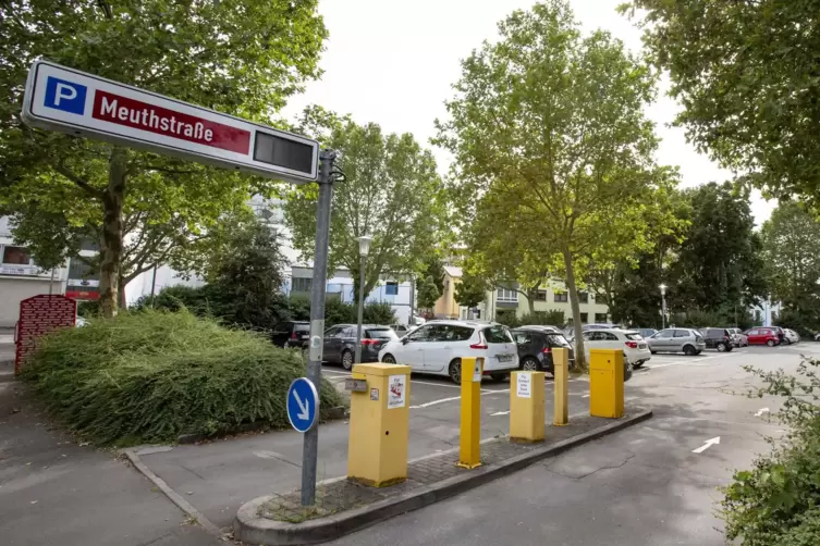 Auf dem Parkplatz in der Meuthstraße soll ein Gebäudekomplex entstehen, der unter anderem Parken und Wohnen kombiniert.