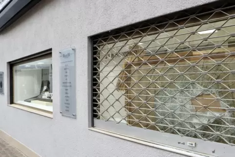 Durch dieses kleine Loch im Fenster hat der Täter die Auslage ausgeräumt. 