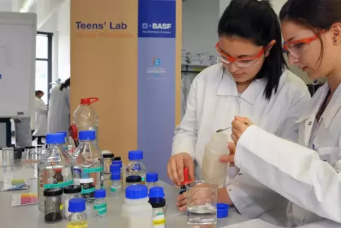 Diese beiden Mädchen haben im BASF-Schülerlabor verschmutztes Wasser gereinigt. 