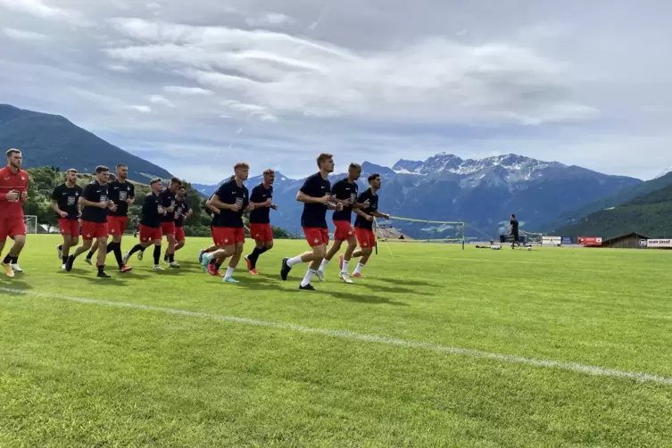 Wunderbare Kulisse: Drittligist 1. FC Kaiserslautern beim Trainingslager in Südtirol. 