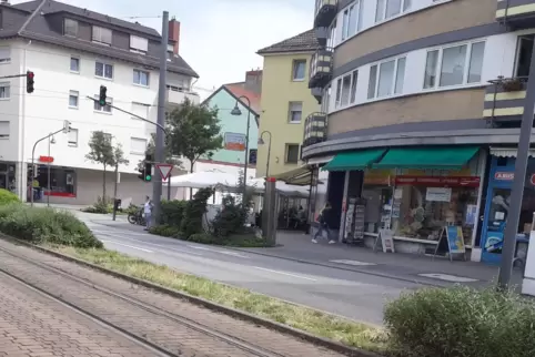 Verlockend, aber gefährlich: Statt der Ampel nutzen Fußgänger in der Rheingönheimer Straße gerne die Trampelschneisen in der Bep