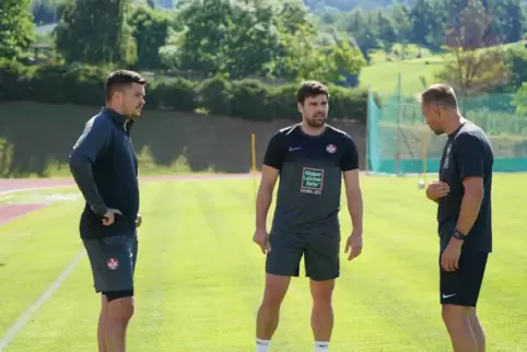 Manchmal auch noch selbst am Ball: Florian Dick (Mitte) und Fabian Schönheim (links) in Mals. 