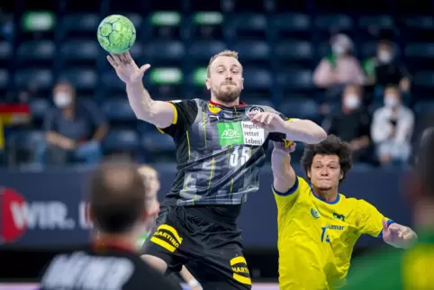 Doppelte Freude: Zunächst spielte Julius Kühn Handball gegen Brasilien, anschließend gab es ein Treffen mit der Gattin. 