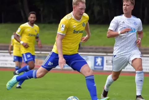 Vorm Tor eiskalt: Dennis Krob, der in dieser Szene ausholt und zum 1:1 trifft. Aschaffenburgs Marco Raimondo-Metzger schaut bewu