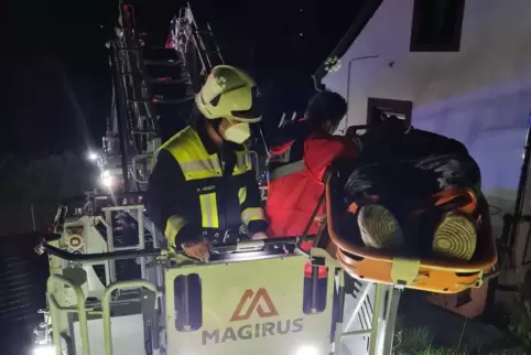 Mit der Drehleiter wurde die Trage mit dem Verunglückten aus dem Wald geholt.