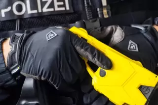 Der Jugendliche beleidigte und bedrohte die Beamten, die schließlich das Distanzelektroimpulsgerät einsetzten. 