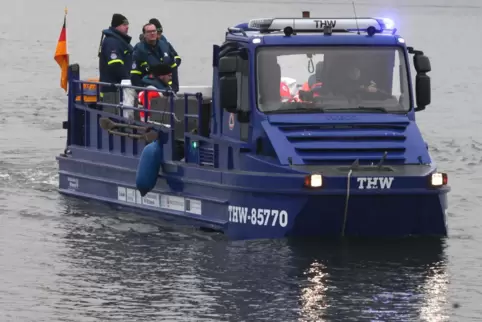 Um das Auto im Hochwassergebiet erreichen zu können, war der Einsatz des THW-Amphibienfahrzeugs erforderlich.
