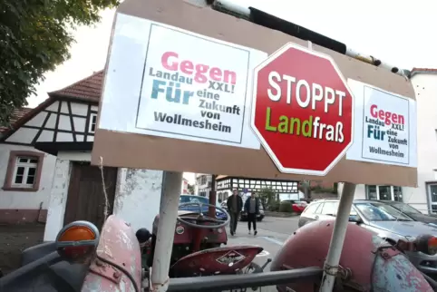 Stoppt Landfraß: Protest an einem Traktor gegen die Pläne, südlich der Wollmesheimer Höhe ein neues Stadtviertel anzulegen. 
