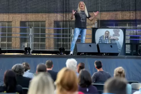 Hat es nach eigener Aussage zu Hause nicht leicht: Comedian Sven Hieronymus. Auf dem Lauterecker Festplatz forderten die 150 Zuh