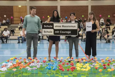  „Schule ohne Rassismus – Schule mit Courage“: Annette Tinschert (Zweite von links) überreichte das Schild an Schülervertreterin