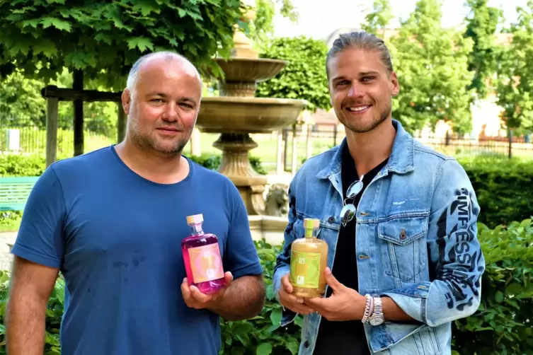 Rúrik Gislason (re) und Markus Wirth präsentieren ihren neuen Gin. 