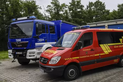 Enge Zusammenarbeit, trotz farblicher Kontraste: der in den Frankenthaler Süden verlegte Transporter der Feuerwehr und ein Lastw