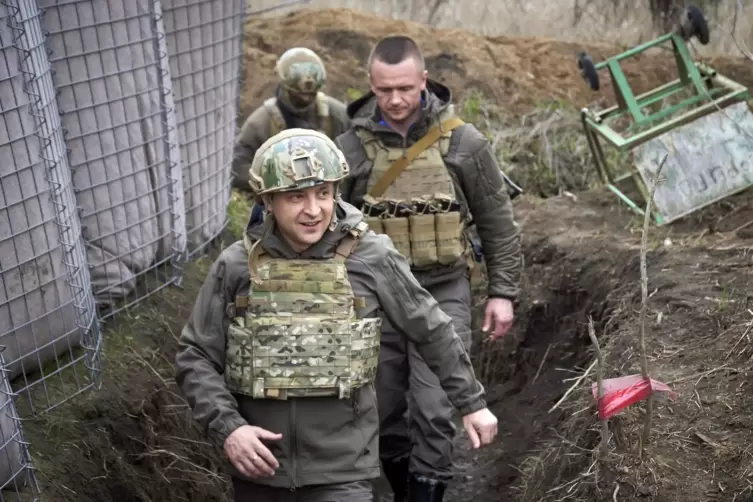 Im April besuchte der ukrainische Präsident Wolodymyr Selenskyj (vorne) die vom Krieg betroffene Donbass-Region im Osten der Ukr