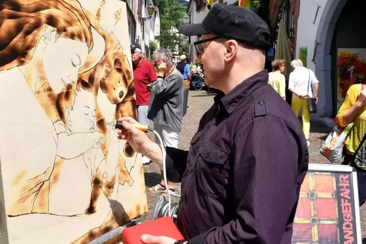 K&uuml;nstler Emil Walker bei seiner &bdquo;Brandingart-Aktion&ldquo; in der Hintergasse.