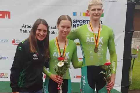 Bahnradolympiasiegerin Miriam Welte freut sich mit Anne Slosharek und Henric Hackmann.
