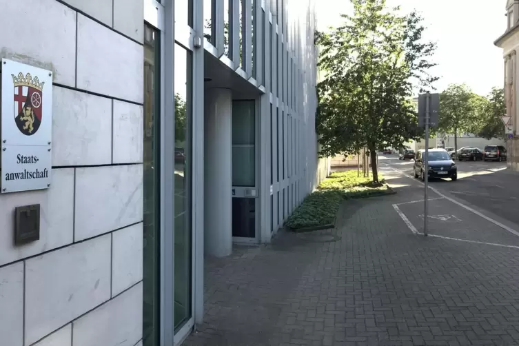 Nur wenige Meter trennen den unbefestigten Parkplatz (rechts) von den Justizgeb&auml;uden, hier der 1992 errichtete Trakt der Staatsa