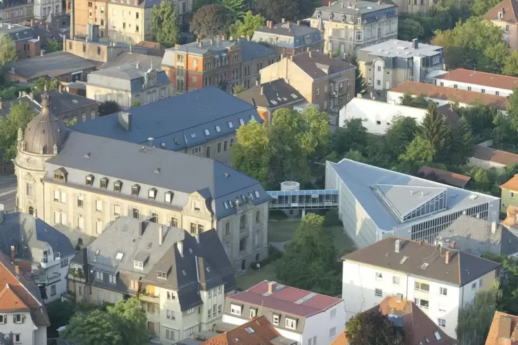 Die Luftaufnahme aus fr&uuml;heren Jahren zeigt das Gerichtsgeb&auml;ude (links) mit dem dreiwinkligen Bau der Staatsanwaltschaft. Dar&uuml;ber