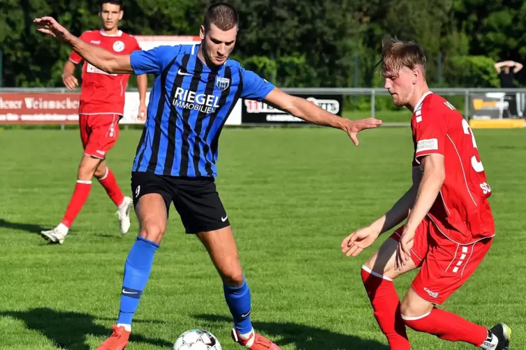 Ball abgeschirmt: Marko Andrijanic (blau) vom FC Speyer 09. 