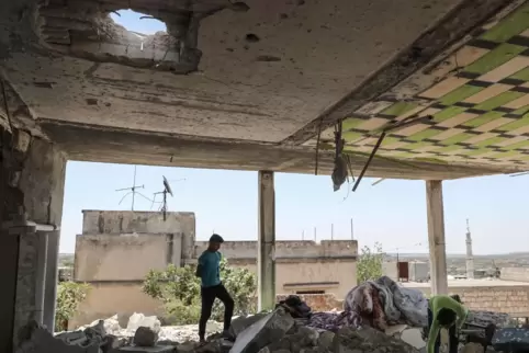 Jugendliche in einem zertrümmerten Haus in der Stadt Al-Bara in der von Rebellen beherrschten syrischen Region Idlib.