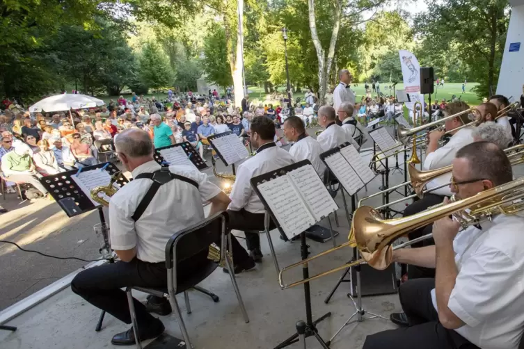Gastierte bereits 2018 beim „Sommerswing“ im Volkspark: die Tuxedo Swing Big Band. 