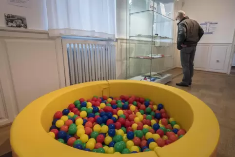 Das Bällebad fehlt heute in keinem Spielparadies für Kinder. Die Idee dazu entstand Anfang der 1970er in der Behindertenarbeit, 