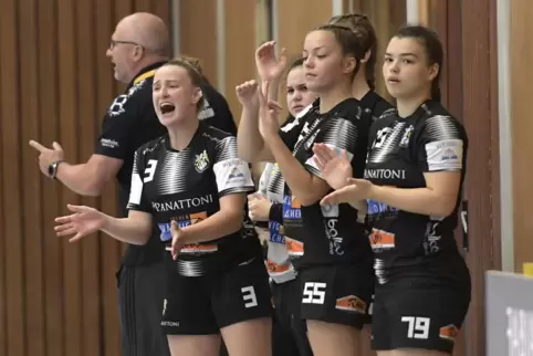 Den Sommer über wartet Arbeit auf die A-Juniorinnen der JSG Mundenheim/Rheingönheim. Das kündigte Trainer Marcus Muth (Hintergru