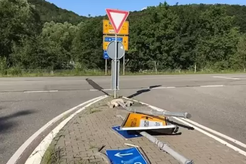 Auf der B48 an der Abzweigung nach Sembach hat ein Autofahrer auf einer Verkehrsinsel Schaden angerichtet. 