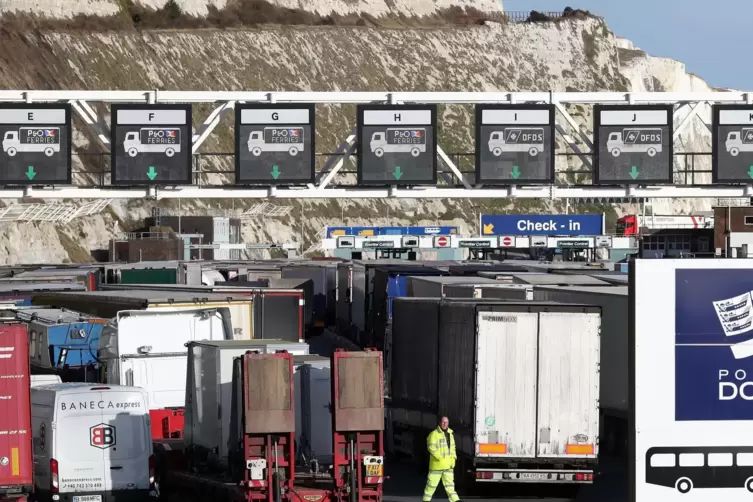 Aufwendige Zollabfertigung: Lastwagen im Hafen von Dover. 