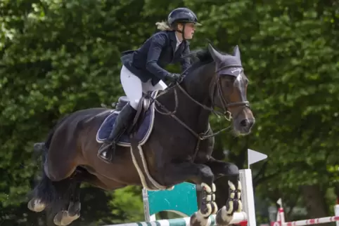 Marissa Keller vom FRV Fußgönheim landete im Stechen des S*-Springens auf Capitano nach 73,13 Sekunden auf dem zweiten Platz. 