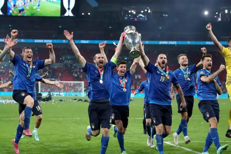 Die italienische Mannschaft präsentiert euphorisch den EM-Pokal.