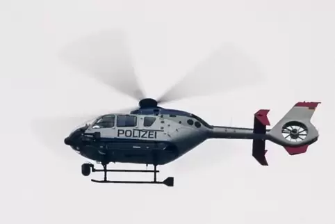 Mit einem Hubschrauber suchte die Polizei die Gegend rund um Burg Landeck ab.