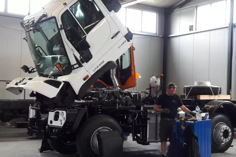 Umgebaut werden Nutzfahrzeuge aller Art: vom Sprinter &uuml;ber den Unimog (Foto) bis zum schweren Laster mit mehreren Hundert PS.