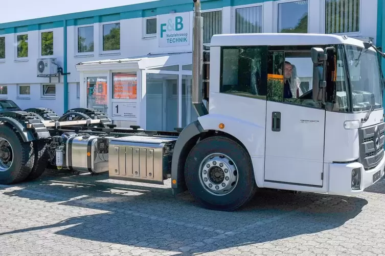 F&uuml;r Australien werden M&uuml;llautos mit einem zweiten Fahrerplatz ausger&uuml;stet. Zudem wurde in Hagenbach ein Abbiegeassistent entwick