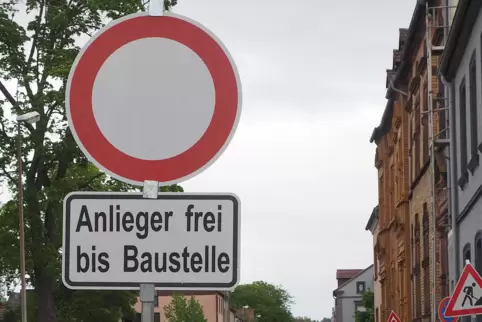 Die Landauer Stroß kriet e neijie Kanalisation. Solang is die Stroß gesperrt.