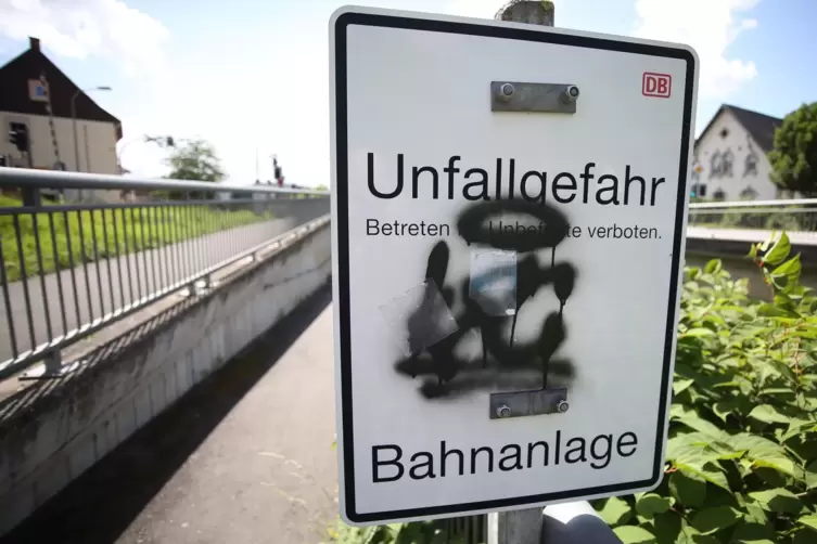 Betreten für Unbefugte verboten: Der Weg gehört der Deutschen Bahn. 