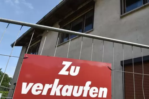 Zu verkaufen: Solche Schilder hängen im Speyerer Umland in der Regel nicht lange. Die Nachfrage nach Immobilien ist groß.