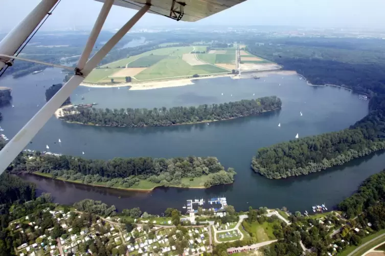 Aus der Luft: Dieses Archivfoto zeigt den Otterstädter Altrhein und den angrenzenden Kollersee (hinten), wo es inzwischen einen 