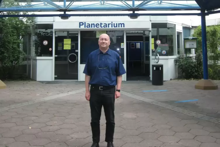 Glücklich zurück am Arbeitsplatz: Planetarium-Direktor Christian Theis.