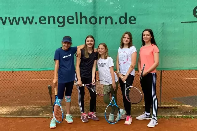 Das Meisterteam (von links): Jana Ajduk, Selina Sahbegovic, Lara Nierle, Eva Weitsch und Kapitänin Ela-Nisa Karaoglu. 