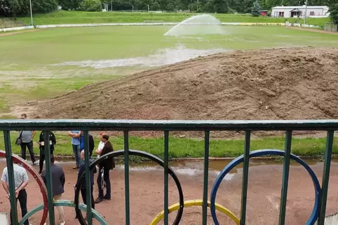 Vertreter der Stadt St. Ingbert übergeben das Mühlwaldstadion an den neuen Erbpächter, die Spielvereinigung Elversberg.