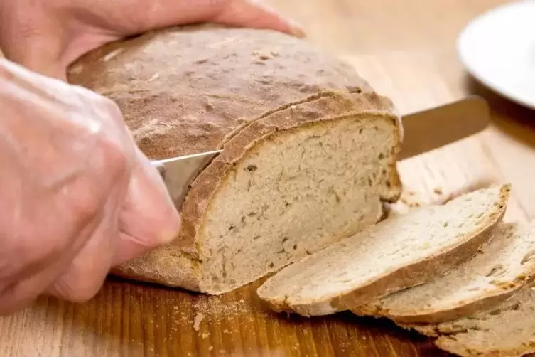 Frisches Brot wird aufgeschnitten