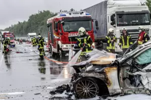 Das Auto brannte aus, der Fahrer konnte sich retten.
