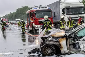 Das Auto brannte aus, der Fahrer konnte sich retten. Das Auto brannte aus, der Fahrer konnte sich retten.