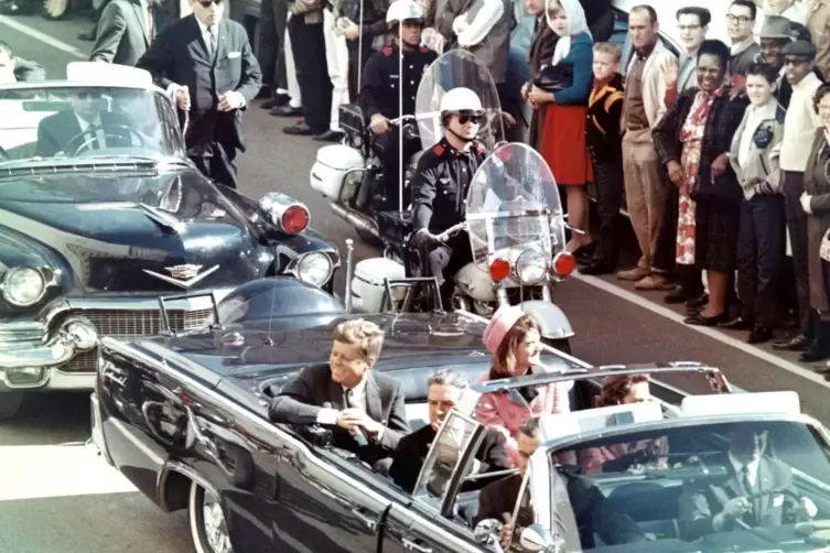 „JFK Revisited“ bietet bekanntes Archivmaterial, aber auch viel bislang Unveröffentlichtes. 