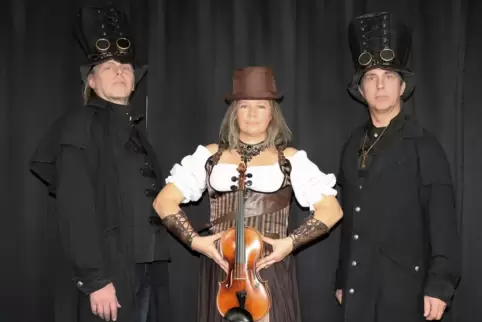 Das Trio Neya im Steampunk-Outfit (von links): Achim Essig, Cornelia Klose und Peter Weiner. 